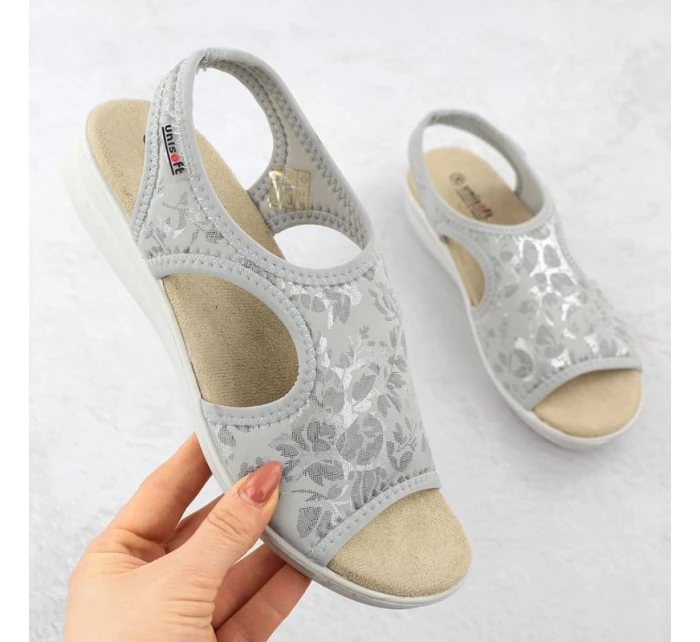 Dámské zvýšené elastické květinové sandály šedé barvy Unisoft 7196 Dámské zvýšené elastické květinové sandály šedé barvy Unisoft 7196