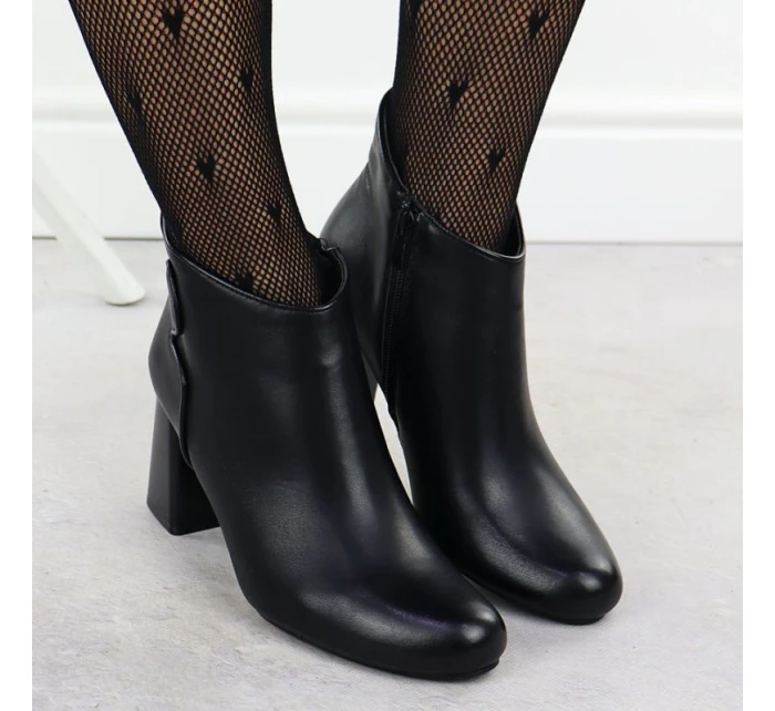 Elegantní černé kožené boty Jezzi na jehlovém podpatku model 21905504 Elegantní černé kožené boty Jezzi na jehlovém podpatku model 21905504
