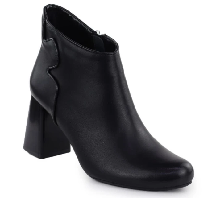 Elegantní černé kožené boty Jezzi na jehlovém podpatku model 21905504 Elegantní černé kožené boty Jezzi na jehlovém podpatku model 21905504