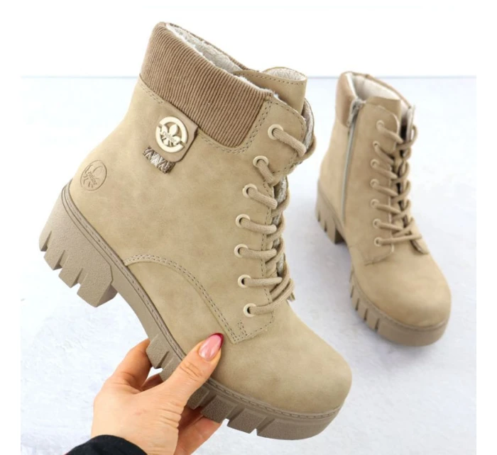 Dámské boty na klínku béžové model 21906115 - Rieker Dámské boty na klínku béžové model 21906115 - Rieker