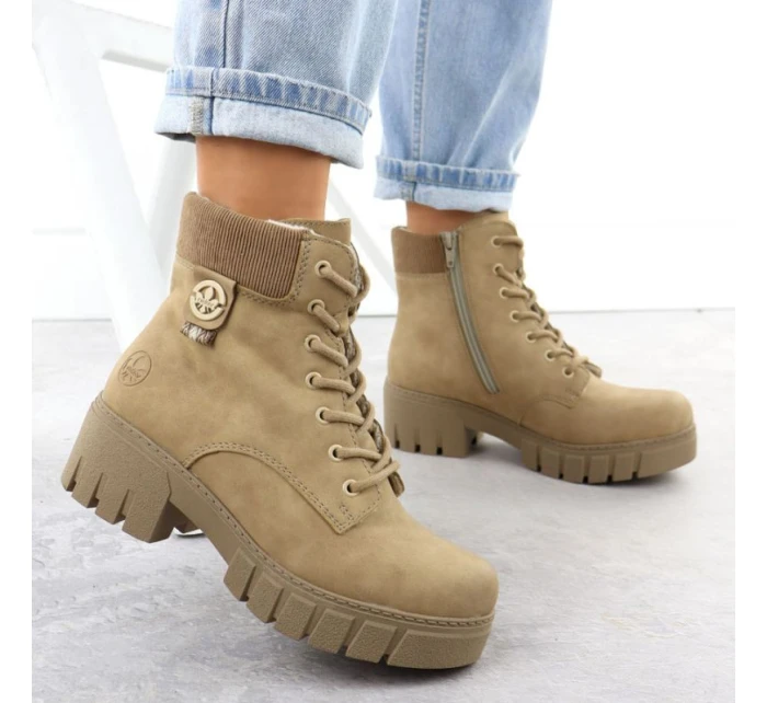 Dámské boty na klínku béžové model 21906115 - Rieker Dámské boty na klínku béžové model 21906115 - Rieker