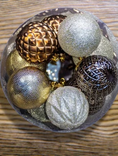 DEKORATIVNÍ PLASTOVÉ CETKY 6CM SADA 35 KS JANTAR