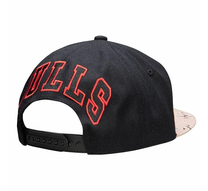 Kšiltovka Mitchell & Ness NBA HWC Chicago Bulls Choco Camo - HHSS1101-CBUYYPPPBLCK Kšiltovka Mitchell & Ness NBA HWC Chicago Bulls Choco Camo - HHSS1101-CBUYYPPPBLCK