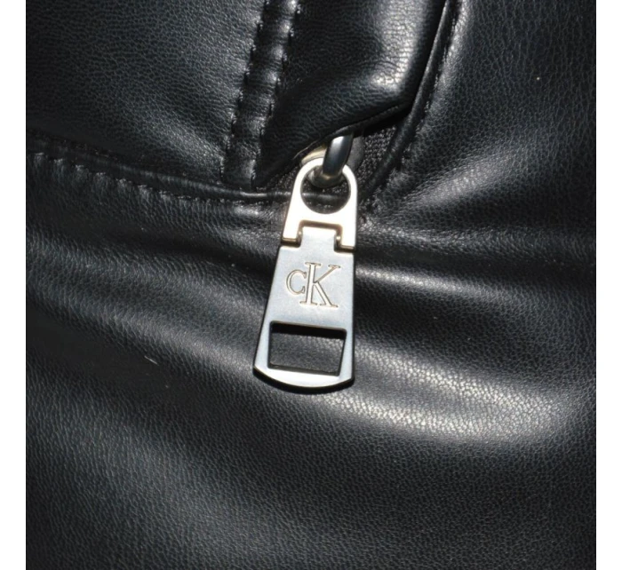 Kožený batoh na notebook Calvin Klein černý - model 21931330 Kožený batoh na notebook Calvin Klein černý - model 21931330