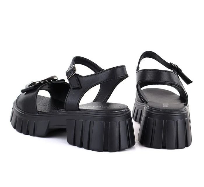 Dámské kožené sandály na platformě se zdobením černé Vinceza 26-79611 Dámské kožené sandály na platformě se zdobením černé Vinceza 26-79611