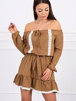 Šaty s otevřenými rameny a krajkou camel