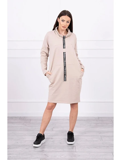 Šaty s kravatou ve světle béžové barvě