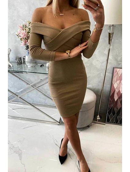 Přiléhavé šaty s výstřihem do V camel