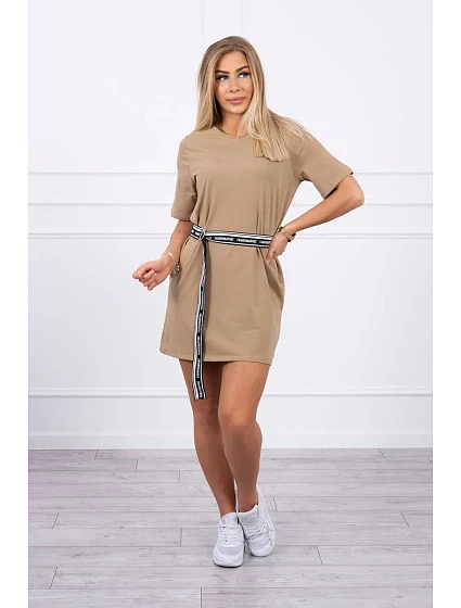 Šaty s ozdobným páskem camel