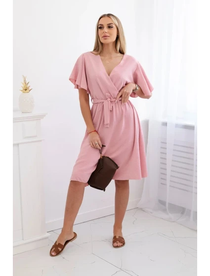 Šaty s model 21915255 výstřihem tmavě pudrově růžová - K-Fashion Šaty s model 21915255 výstřihem tmavě pudrově růžová - K-Fashion