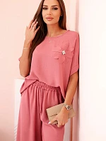 Dámský komplet z viskózy s ozdobným květem a širokými kalhotami - tmavě růžový