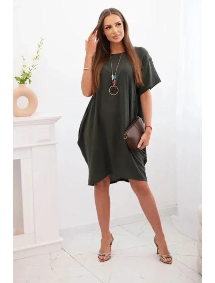 Šaty s kapsami a přívěskem khaki Šaty s kapsami a přívěskem khaki