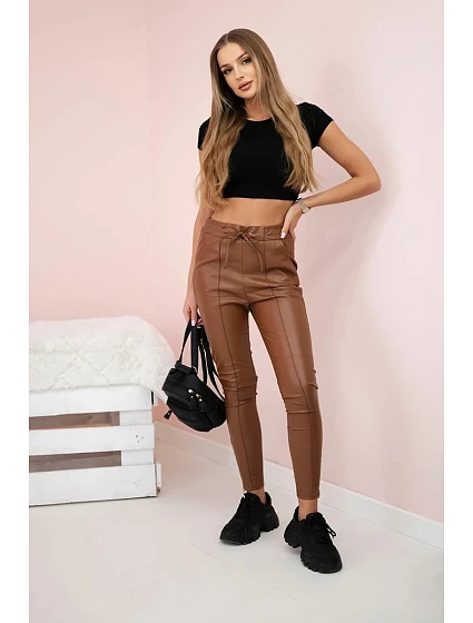 Dámské kalhoty z eko kůže s vázáním a rozparkem na model 21154127 hnědé - K-Fashion
