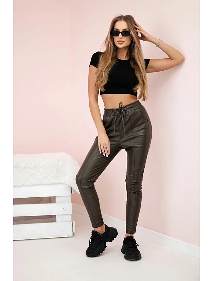 Dámské kalhoty z eko kůže s vázáním a rozparkem na model 21154131 khaki - K-Fashion