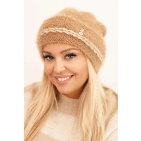 Dámská zimní čepice huňatá s perlami a ozdobným vzorem camelová Dámská zimní čepice huňatá s perlami a ozdobným vzorem camelová
