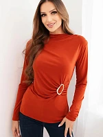 Dámská blůza z viskózy s nařasením a ozdobnou sponou ruda