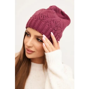 Dámská zimní čepice z vlny a s geometrickým vzorem K479 tmavě fialová Dámská zimní čepice z vlny a s geometrickým vzorem K479 tmavě fialová