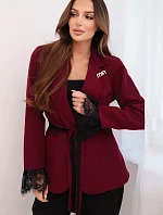 Dámská sako s páskem a krajkovým zakončením rukávů bordó