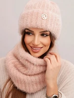 Dámská sada čepice a šály zimní huňaté s ozdobným emblémem světle pudrově růžová