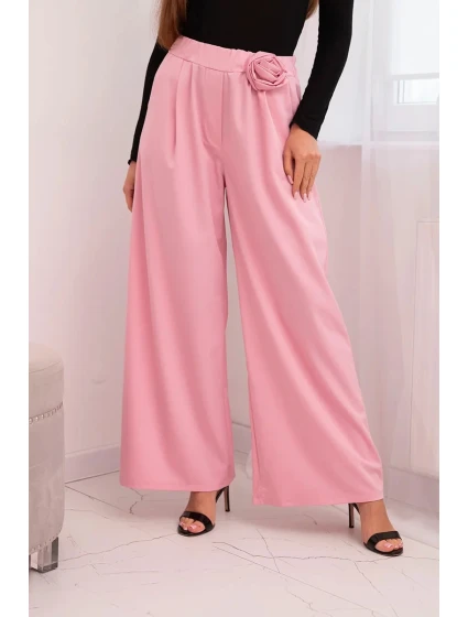 Dámské elegantní kalhoty s širokou nohavicí a ozdobným květem cukrově růžový Dámské elegantní kalhoty s širokou nohavicí a ozdobným květem cukrově růžový