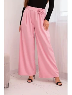 Dámské elegantní kalhoty s širokou nohavicí a ozdobným květem cukrově růžový
