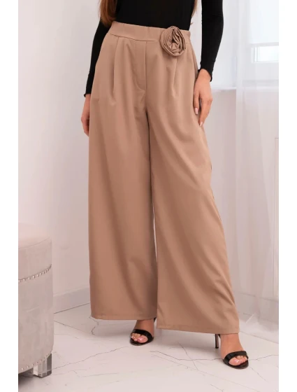 Dámské elegantní kalhoty s širokou nohavicí a ozdobným květem fango Dámské elegantní kalhoty s širokou nohavicí a ozdobným květem fango