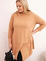 Dámská bavlněná blůza Plus Size asymetrická s ohrnutým rukávem jasně camelová
