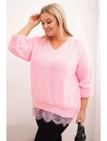 Dámská souprava svetr s výstřihem do V a viskózová halenka s krajkovým spodním lemem model 21798773 růžová - K-Fashion Dámská souprava svetr s výstřihem do V a viskózová halenka s krajkovým spodním lemem model 21798773 růžová - K-Fashion