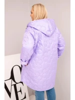 Dámská bunda Plus Size prošívaná s kapucí a nápisem model 21808651 světle fialová - K-Fashion Dámská bunda Plus Size prošívaná s kapucí a nápisem model 21808651 světle fialová - K-Fashion