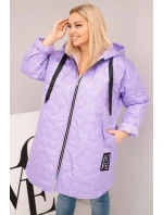 Dámská bunda Plus Size prošívaná s kapucí a nápisem model 21808651 světle fialová - K-Fashion Dámská bunda Plus Size prošívaná s kapucí a nápisem model 21808651 světle fialová - K-Fashion