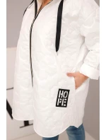 Dámská bunda Plus Size prošívaná s kapucí a nápisem model 21808655 bílá - K-Fashion Dámská bunda Plus Size prošívaná s kapucí a nápisem model 21808655 bílá - K-Fashion