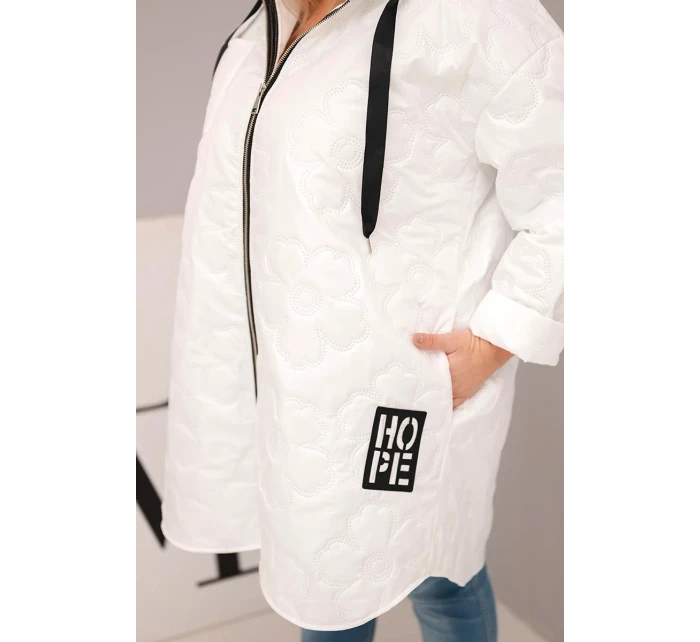 Dámská bunda Plus Size prošívaná s kapucí a nápisem model 21808655 bílá - K-Fashion Dámská bunda Plus Size prošívaná s kapucí a nápisem model 21808655 bílá - K-Fashion