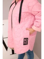 Dámská bunda Plus Size prošívaná s kapucí a nápisem růžová model 21808659 - K-Fashion Dámská bunda Plus Size prošívaná s kapucí a nápisem růžová model 21808659 - K-Fashion