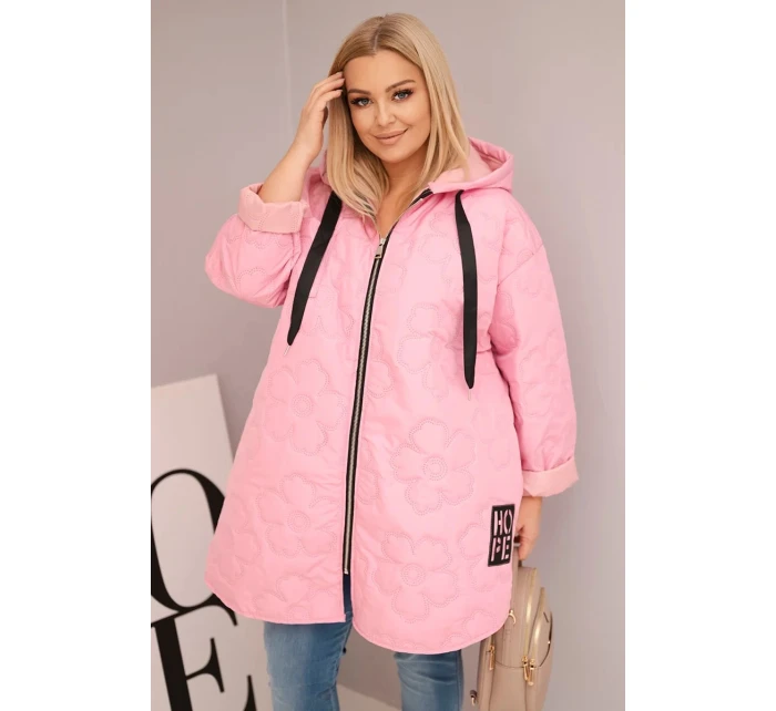 Dámská bunda Plus Size prošívaná s kapucí a nápisem růžová model 21808659 - K-Fashion Dámská bunda Plus Size prošívaná s kapucí a nápisem růžová model 21808659 - K-Fashion
