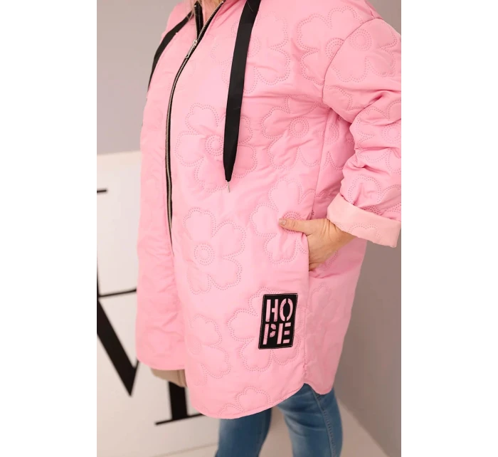 Dámská bunda Plus Size prošívaná s kapucí a nápisem růžová model 21808659 - K-Fashion Dámská bunda Plus Size prošívaná s kapucí a nápisem růžová model 21808659 - K-Fashion