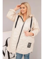 Dámská bunda Plus Size prošívaná s kapucí a nápisem HOPE světlá béžová Dámská bunda Plus Size prošívaná s kapucí a nápisem HOPE světlá béžová