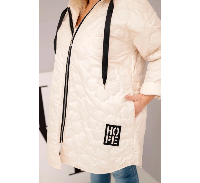 Dámská bunda Plus Size prošívaná s kapucí a nápisem HOPE světlá béžová Dámská bunda Plus Size prošívaná s kapucí a nápisem HOPE světlá béžová