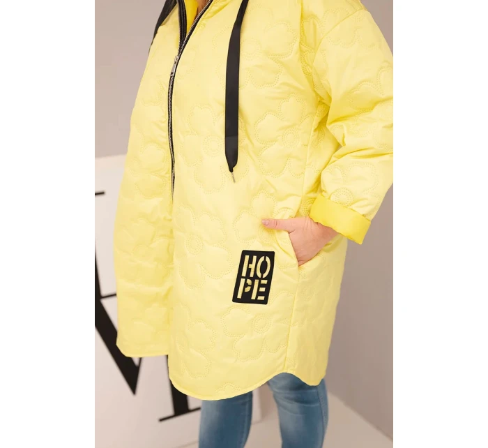 Dámská bunda Plus Size prošívaná s kapucí a nápisem HOPE žlutá Dámská bunda Plus Size prošívaná s kapucí a nápisem HOPE žlutá