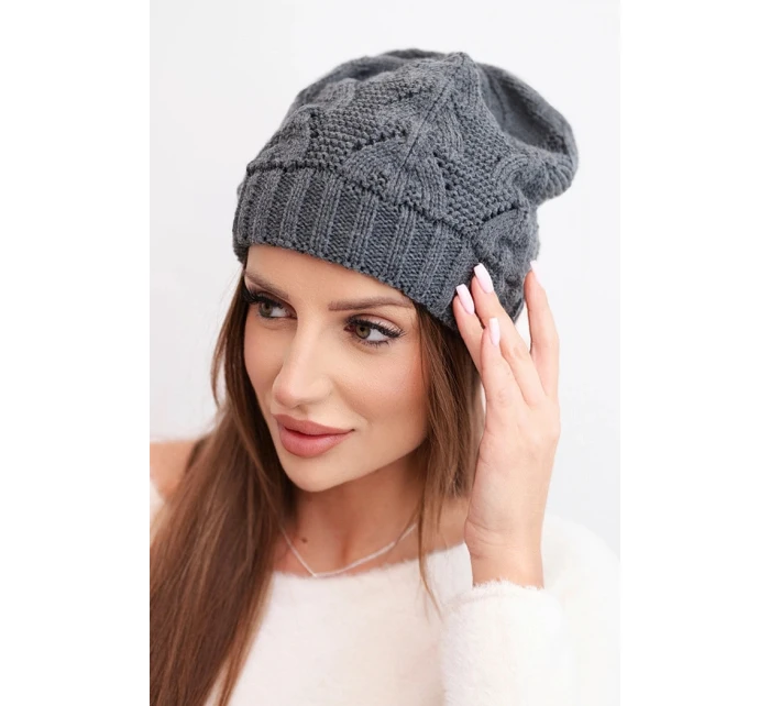Dámská zimní pletená čepice s krajkovým vzorem model 21817781 grafitová - K-Fashion Dámská zimní pletená čepice s krajkovým vzorem model 21817781 grafitová - K-Fashion