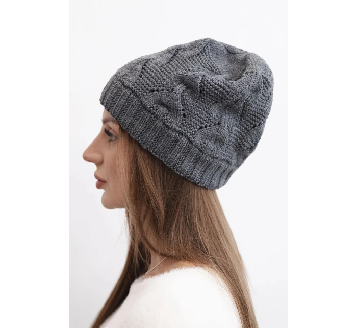 Dámská zimní pletená čepice s krajkovým vzorem model 21817781 grafitová - K-Fashion Dámská zimní pletená čepice s krajkovým vzorem model 21817781 grafitová - K-Fashion