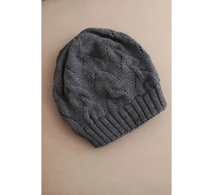 Dámská zimní pletená čepice s krajkovým vzorem model 21817781 grafitová - K-Fashion Dámská zimní pletená čepice s krajkovým vzorem model 21817781 grafitová - K-Fashion