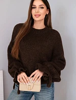 Dámský svetr s příměsí mohéru s hrubým pletením a ozdobnými rukávy hnědý