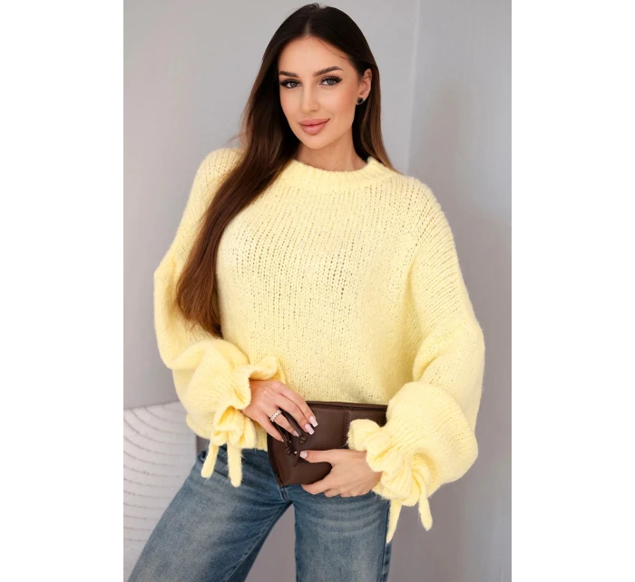 Dámský svetr s přídavkem mohairu s model 21857685 pletením a ozdobnými rukávy žlutý - K-Fashion Dámský svetr s přídavkem mohairu s model 21857685 pletením a ozdobnými rukávy žlutý - K-Fashion