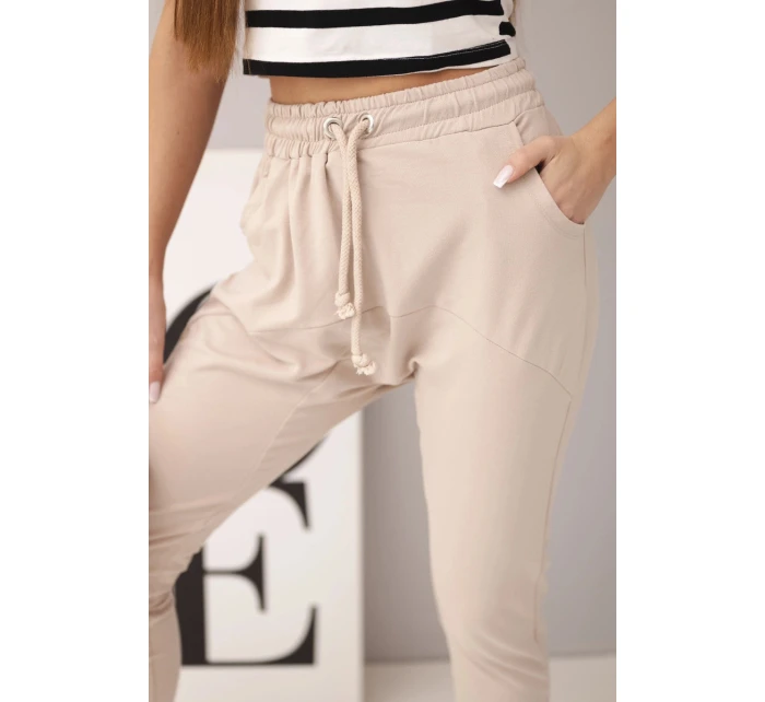 Dámské bavlněné cargo kalhoty s kapsami a řetízkem béžové Dámské bavlněné cargo kalhoty s kapsami a řetízkem béžové