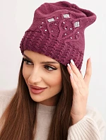 Dámská zimní čepice s vlnou zdobená flitry a pletením K473 tmavě fialová