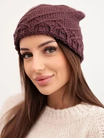 Dámská zimní čepice s ozdobným pletením a klasickým střihem K372 tmavě fialová