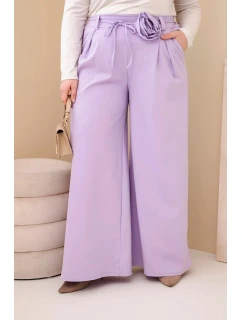 Dámské kalhoty Plus Size s širokou nohavicí a ozdobným květem v pase fialové