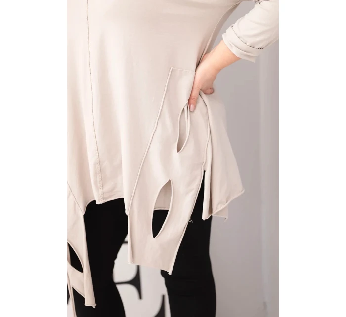 Dámská bavlněná blůza Plus Size s asymetrickým spodním lemem a výřezy béžová Dámská bavlněná blůza Plus Size s asymetrickým spodním lemem a výřezy béžová