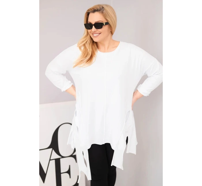 Dámská bavlněná blůza Plus Size s asymetrickým spodním lemem a výřezy bílá Dámská bavlněná blůza Plus Size s asymetrickým spodním lemem a výřezy bílá