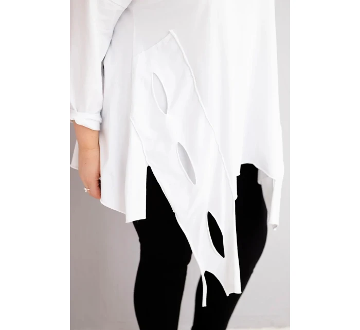 Dámská bavlněná blůza Plus Size s asymetrickým spodním lemem a výřezy bílá Dámská bavlněná blůza Plus Size s asymetrickým spodním lemem a výřezy bílá